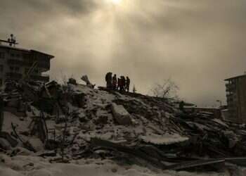 ההריסות מכוסות השלג בטורקיה. צילום: אמרה גורל, AP ממדי האסון מתבררים: מניין הנספים ברעידת האדמה מתקרב ל-10,000