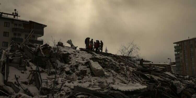ההריסות מכוסות השלג בטורקיה. צילום: אמרה גורל, AP ממדי האסון מתבררים: מניין הנספים ברעידת האדמה מתקרב ל-10,000