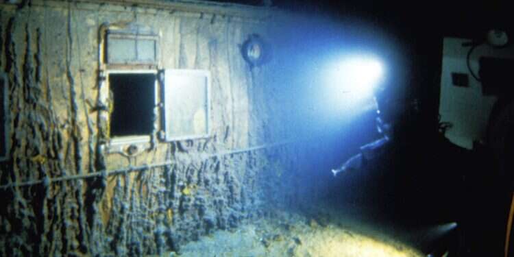 סיפון ספינת הטיטאניק, כפי שצולמה כשמצאו את הריסותיה ב-1986. צילום: Woods Hole Oceanographic Institution via AP קטעי וידאו נדירים של הטיטאניק במעמקי האוקיינוס יפורסמו לראשונה