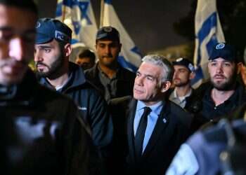 לפיד בהפגנה נגד הרפורמה המשפטית. צילום: אלעד גוטמן