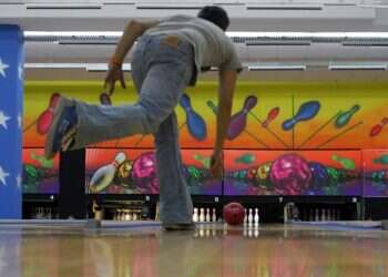 "בחור ישיבה שטוב בבאולינג זה מחשיד קצת, לא?"