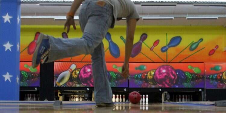 "בחור ישיבה שטוב בבאולינג זה מחשיד קצת, לא?"