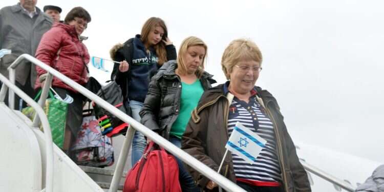 עולים מאוקראינה. למצולמים אין קשר לכתבה. צילום: פלאש90 נקודת המוצא לדיון על חוק השבות וסעיף הנכד היא שהמצב הנוכחי הוא בעייתי