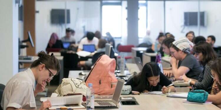 סטודנטים באוניברסיטה. למצולמים אין קשר לכתבה. צילום: מרים אלסטר, פלאש 90 עובדים זרים? את המחסור בעובדי חקלאות צריך לפתור בעבודה עברית