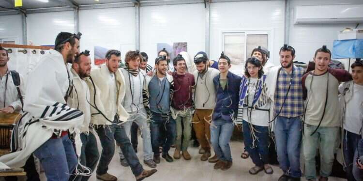 מקומה של החסידות מזמן אינו רק בין חומותיה של החברה החרדית. תלמידי ישיבת מקור חיים בתפילה חסידית, 2018. צילום: גרשון אלינסון, פלאש 90