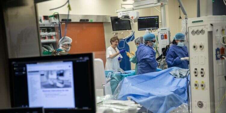 חדר ניתוח בבית החולים הדסה עין־כרם, ירושלים. למצולמים אין קשר לכתבה. צילום: הדס פרוש, פלאש 90 שיחות עם תורמי כליה ונשים פונדקאיות חושפת מה המוטיבציה המרכזית להענקת העזרה