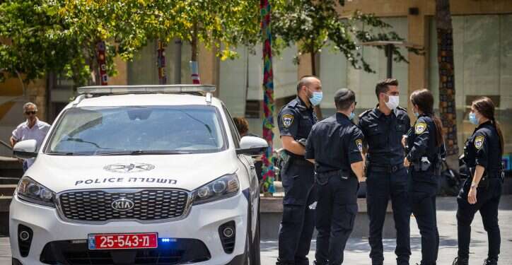 אכיפת מסכות, אילוסטרציה. צילום: אוליבייה פיטוסי, פלאש 90 השלכות הקורונה: כתב אישום על אי עטיית מסכה בוטל בגלל "הגנה מן הצדק"