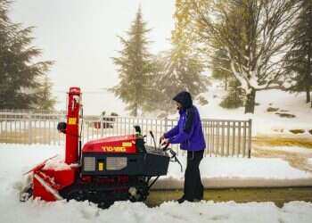 פינוי שלגים באתר החרמון. צילום: מורז ברום/פלאש90 הגשמים והשלגים ממשיכים והמערכת החורפית מתגברת: תחזית מזג האוויר