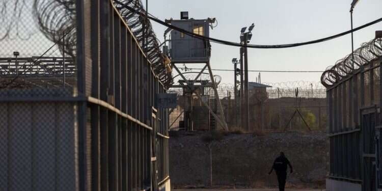 גורמי ביטחון לדרג המדיני: הקפיאו את החמרת תנאי המחבלים הכלואים