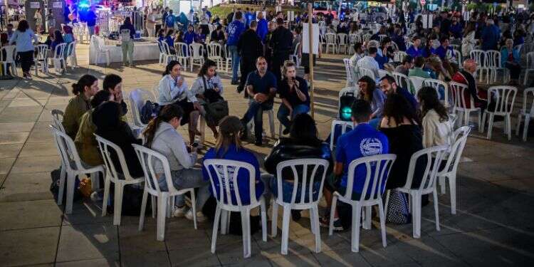 מעגלי שיח. אילוסטרציה. צילום: אבשלום ששוני, פלאש 90 רוצים לנהל שיח אמיתי? שבו עם אנשים שהצביעו ליכוד