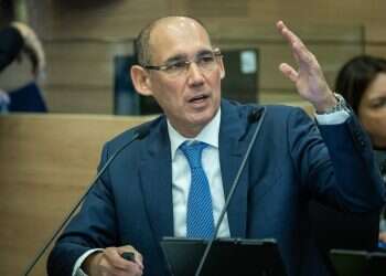 ישיבת התקציב נמשכה לתוך הלילה, מלחמות וכיפופי ידיים בין האוצר לשרים