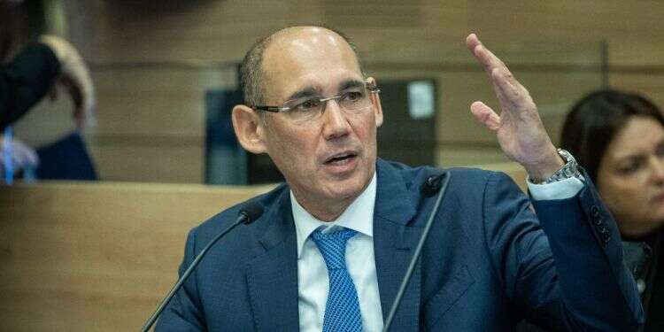 אמיר ירון. צילום: יונתן זינדל, פלאש 90 ישיבת התקציב נמשכה לתוך הלילה, מלחמות וכיפופי ידיים בין האוצר לשרים