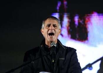 חימי נואם בהפגנה לפני כשלושה שבועות בכיכר הבימה בתל־אביב. צילום: גילי יערי, פלאש 90