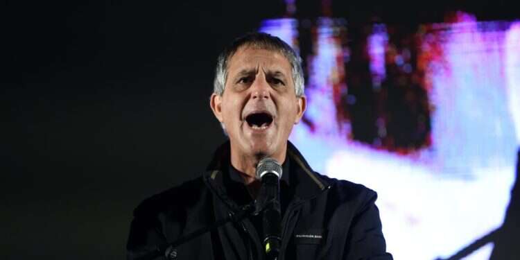 חימי נואם בהפגנה לפני כשלושה שבועות בכיכר הבימה בתל־אביב. צילום: גילי יערי, פלאש 90