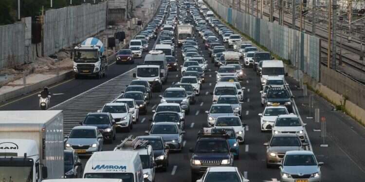 פקק בנתיבי איילון. צילום: אבשלום ששוני, פלאש 90 גם אחרי תגבור הקרונות, יש סיבה טובה שרכבת ישראל לא עומדת בעומס