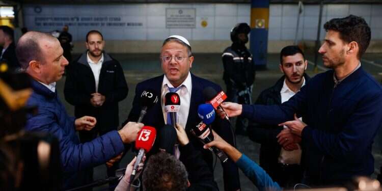 בן גביר תוקף את היועמשית, בית החולים שערי צדק, במוצאי השבת שעברה. צילום: אוליבייה פיטוסי, פלאש 90 בקצב הזה ובהתנהלות הזאת, ספק כמה זמן תשרוד עוצמה יהודית בממשלה