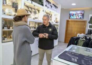 חנות נשק בגוש עציון, השבוע. צילום: גרשון אלינסון, פלאש 90