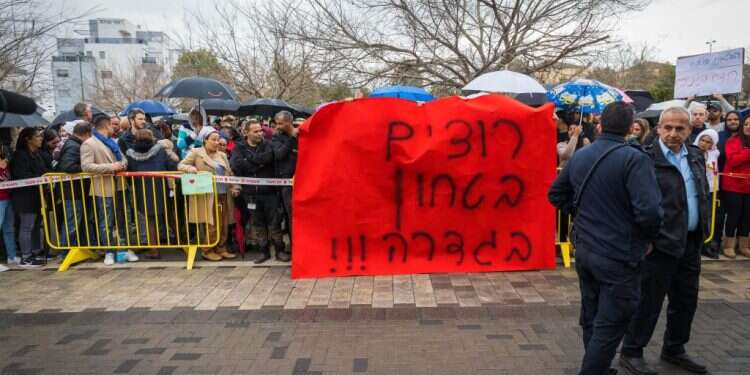 מפגינים בגדרה למען ביטחון התושבים. צילום: פלאש 90