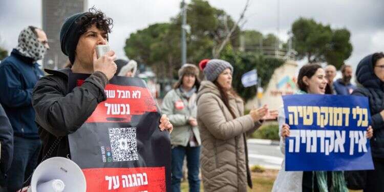 מחאה בחיפה נגד הרפורמה המשפטית, בתחילת החודש. צילום: שיר תורן, פלאש 90 אין ואקום: זה לא מקרה שצעירים רבים מצטרפים להפגנות, וזו גם לא גזירת גורל