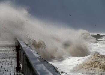 סופה גשם חורף גלים