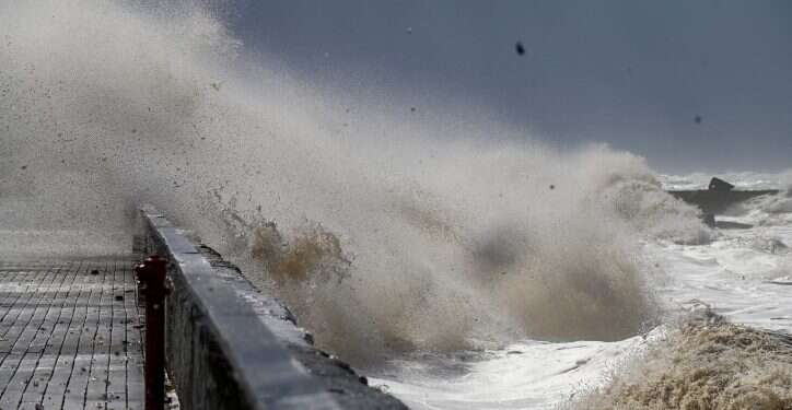 סופה גשם חורף גלים