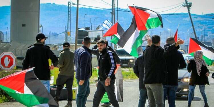 מפגינים פלסטיניים במחסום חווארה. צילום: נאסר אישתייה, פלאש 90 ברשתות החברתיות היללו את המחבל: "פסגת חווארה חשובה הרבה יותר מפסגת עקבה"