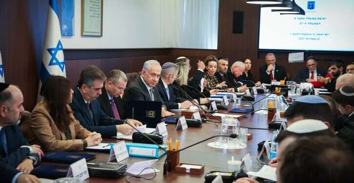 ישיבת ממשלה. צילום: עמית שאבי, פלאש 90 נערכים לקרב: השרים יעלו הצעות להתמודד עם אפשרות של הכרזה על נבצרות נתניהו