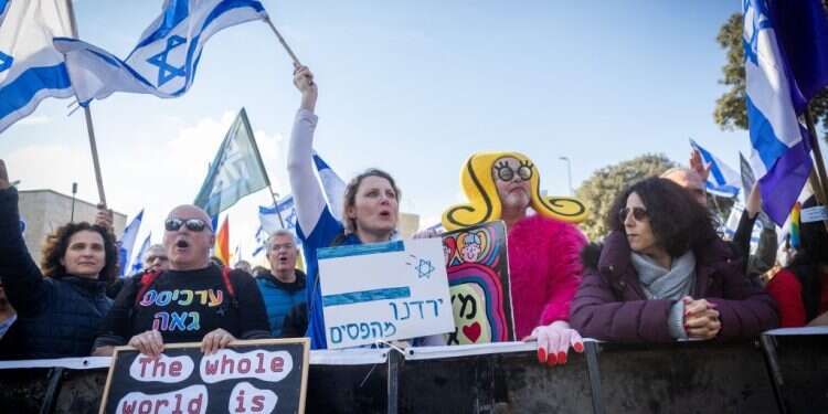 כל כך הרבה סוגיות על הפרק, אבל כמו ילד קטן שצורח – התחושה היא שיש רק נושא אחד