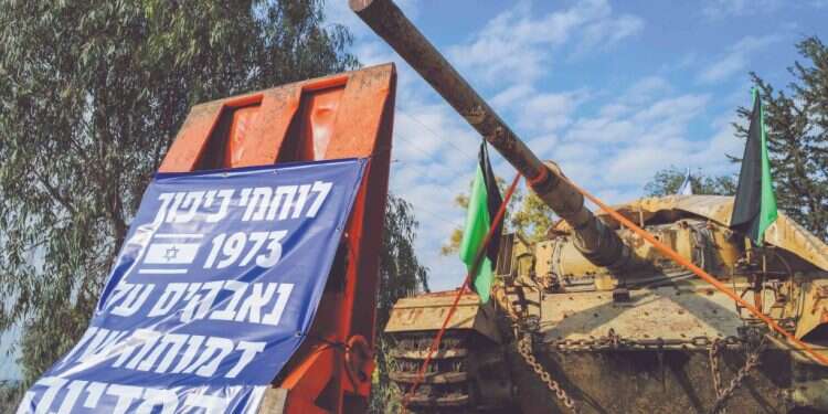 כיתובי המחאה. צילום: מיכאל גלעדי, פלאש 90 "בני משפחות שכולות סיפרו לי שאחרי גניבת הטנק הם לא ישנו כל הלילה"