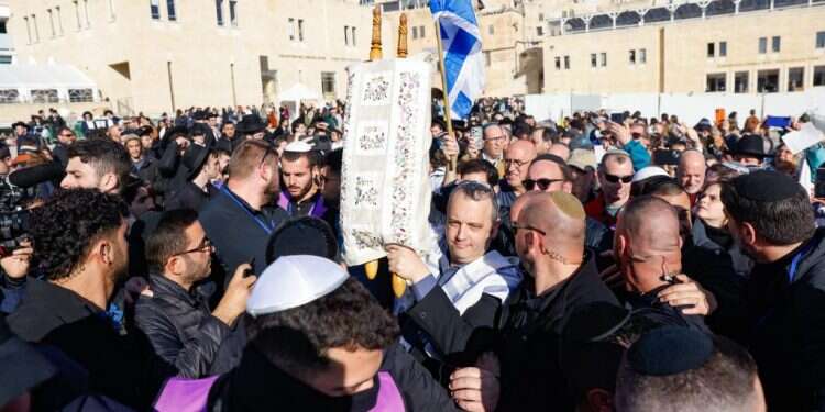 גלעד קריב ברחבת הכותל, השבוע. צילום: אריק מרמור, פלאש 90 נשות הכותל הפגינו כרצונן, בזמן שאפליית היהודים בהר הבית נמשכה כרגיל