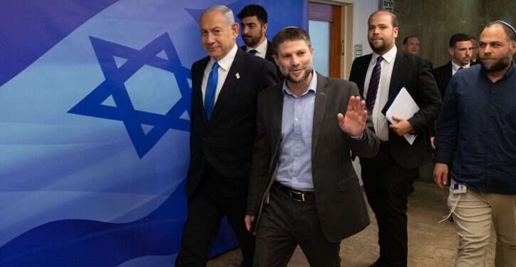 נתניהו וסמוטריץ' מגיעים לישיבת הממשלה על התקציב. צילום: אלכס קולומויסקי, פלאש 90 ישיבת התקציב נמשכה לתוך הלילה, מלחמות וכיפופי ידיים בין האוצר לשרים