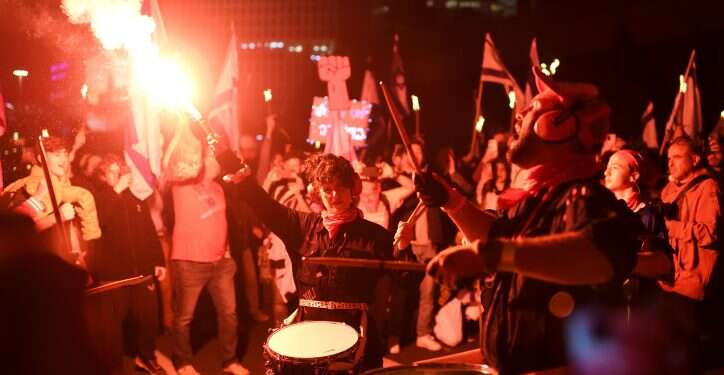 ההתפרעויות באיילון במהלך ההפגנה נגד הרפורמה. צילום: גילי יערי, פלאש 90 שוחררו כלל העצורים בהפגנה בתל אביב, כולל מפגינה שנשכה שוטר