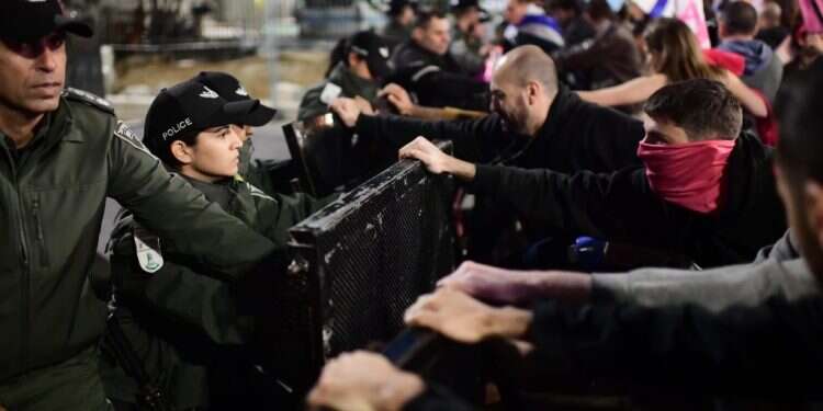 שוחררו כלל העצורים בהפגנה בתל אביב, כולל מפגינה שנשכה שוטר