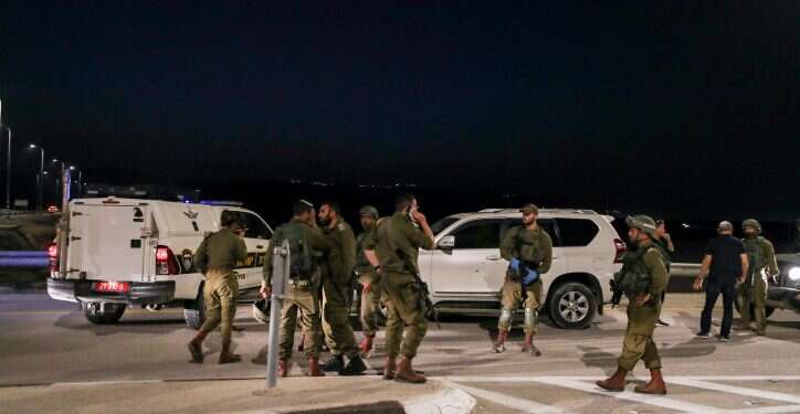 זירת הפיגוע בצומת הערבה. צילום: Jamal Awad/Flash90 הפצוע מהפיגוע בצומת בית הערבה נפטר מפצעיו