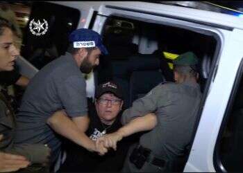 שפי פז נעצרת באלימות במהלך הפגנה בדרום תל אביב. צילום מסך, דוברות המשטרה למפגיני השמאל מאפשרים לחסום כבישים, ונגד פעילי ימין מתנהל מסע רדיפה