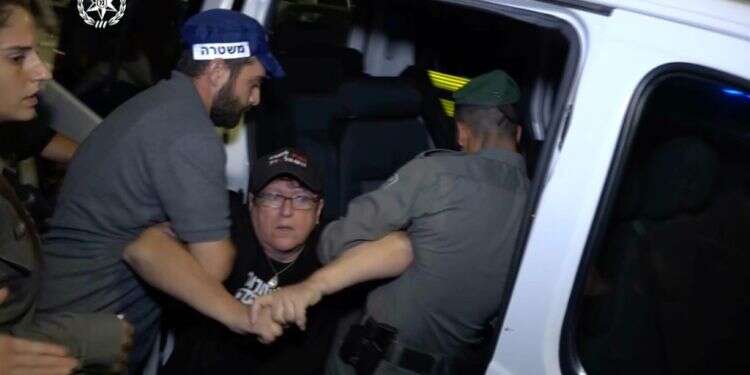 למפגיני השמאל מאפשרים לחסום כבישים, ונגד פעילי ימין מתנהל מסע רדיפה