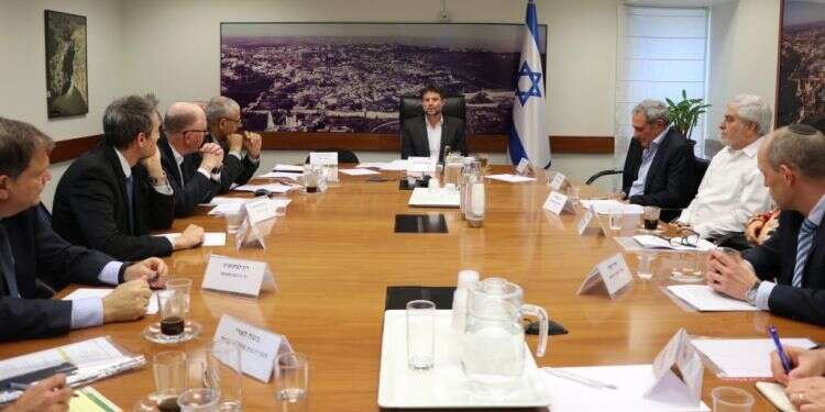 סמוטריץ' בפגישה עם ראשי הבנקים, השבוע. צילום: דוברות משרד האוצר פוטרתם או הוצאתם לחל"ת? כך משרד האוצר מנסה להגן עליכם