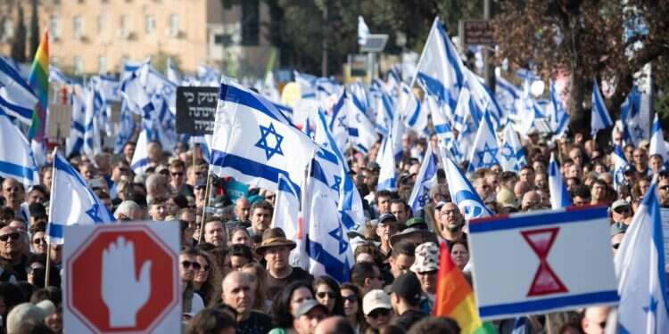 הפגנה נגד הרפורמה המשפטית בירושלים. צילום: שריה דיאמנט מפת הכוחות והדמויות מאחורי המחאה שמאיימת לקרוע את המדינה