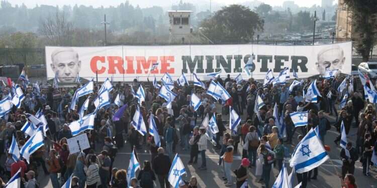 מפת הכוחות והדמויות מאחורי המחאה שמאיימת לקרוע את המדינה