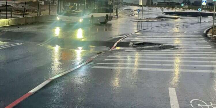 הבור שנפער בכביש בתל אביב. צילום: דוברות המשטרה המדינה מציעה: מתווה משפטי מוסכם לבירור תביעות נפגעי אסון מירון