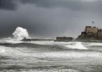 חורף סערה ים גלים