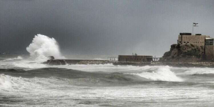 חורף סערה ים גלים