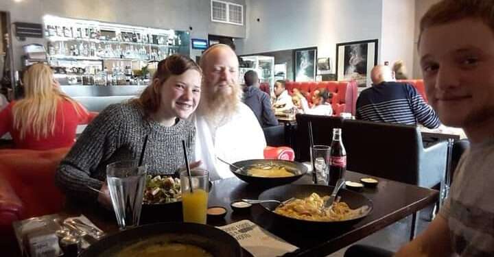 רנה עם אביה הרב איתן ודביר, לפני הפיגוע. צילום: באדיבות המשפחה 3.5 שנים אחרי: רק בשבוע הבא ייפתח משפטו של אחד מרוצחי רנה שנרב