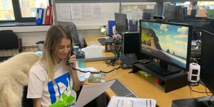 התרמה לשכונות בישראל. צילום:  JNF-UK בצל האונס בגדרה: תושבי שכונות יקבלו תרומות מיהודי בריטניה לחיזוק סיורי לילה מקומיים