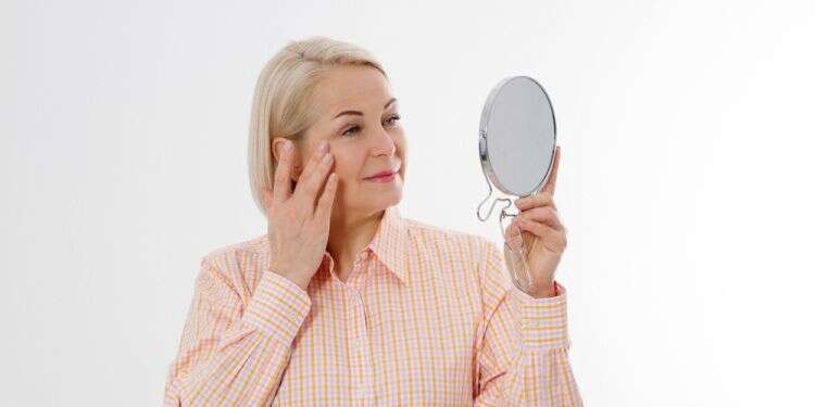 שמירה על עור הפנים בגיל המעבר. צילום: שאטרסטוק פרו אייג'ינג: כך תשמרי על עור פנייך לקראת גיל המעבר