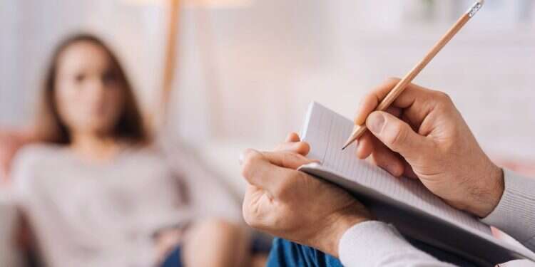 פסיכולוג. אילוסטרציה. צילום: שאטרסטוק אתם מדמיינים את הפסיכולוגים בונים פנטהאוז מהצרות שלכם, אבל המציאות רחוקה משם