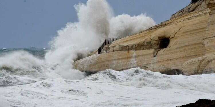 התנפצות הגלים בשמורת ראש הנקרה. צילום: מחמוד נסאר רשות הטבע והגנים הקצנה בתחזית – השלג עשוי להגיע לירושלים: צפו בזרימות המרהיבות