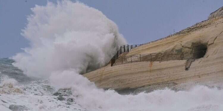 התנפצות הגלים בשמורת ראש הנקרה. צילום: מחמוד נסאר רשות הטבע והגנים הקצנה בתחזית – השלג עשוי להגיע לירושלים: צפו בזרימות המרהיבות
