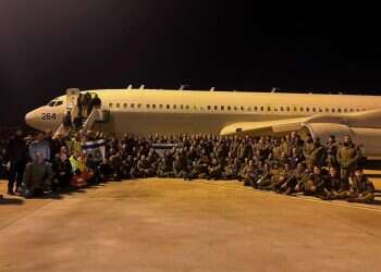 המשלחת הישראלית עם נחיתתה בטורקיה. צילום: דובר צה משלחת הסיוע הישראלית נחתה בטורקיה: מניין ההרוגים ברעידת האדמה עלה ל-4,800