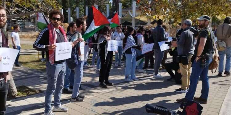 המשטרה מבקשת מהפרקליטות לחקור סטודנטים ערבים שהפגינו בעד מחבלים